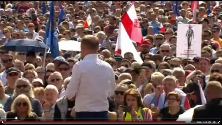 Nie znają polskiego hymnu? Szokująca sytuacja na Marszu Tuska