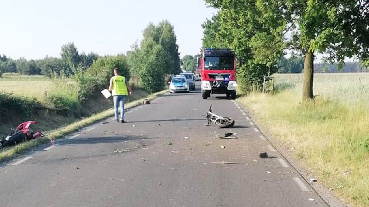 Makabryczny wypadek pod Jarocinem. Motocyklista roztrzaskał się na drzewie