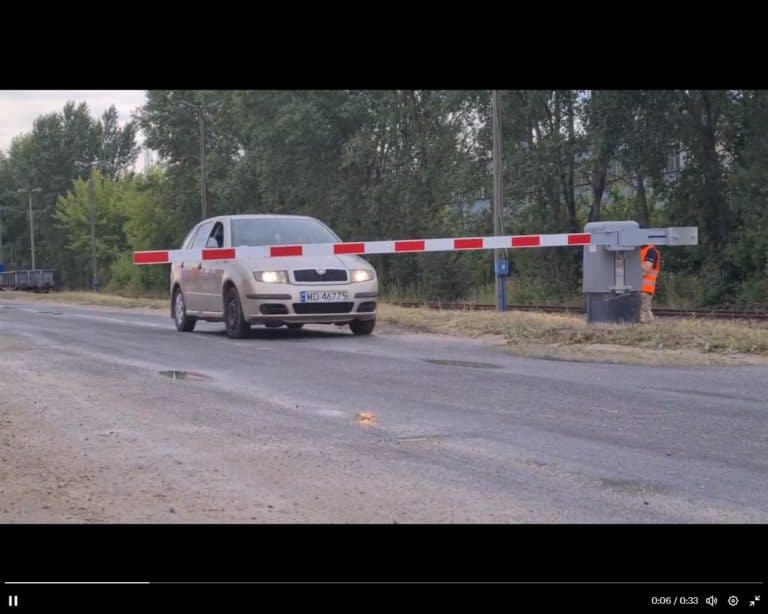 Policja radzi co zrobić, gdy samochód utknie na przejeździe kolejowym między szlabanami /film/