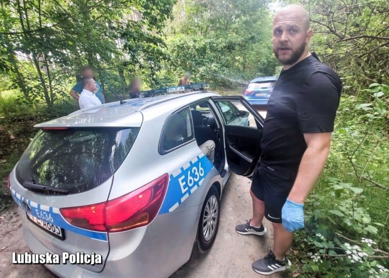 Spowodował wypadek samochodowy, po czym zaatakował toporkiem policjantów