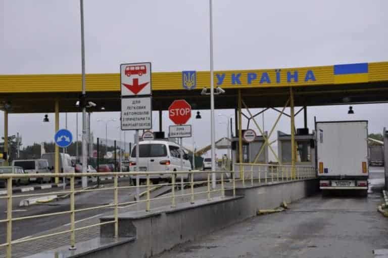 Ukraińcy uciekają z kraju przed branką na front