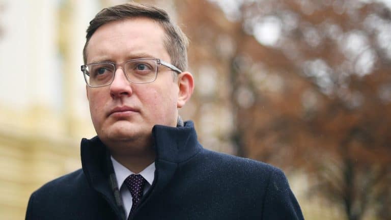 Robert Winnicki definitywnie znika z polityki. W tle obyczajówka