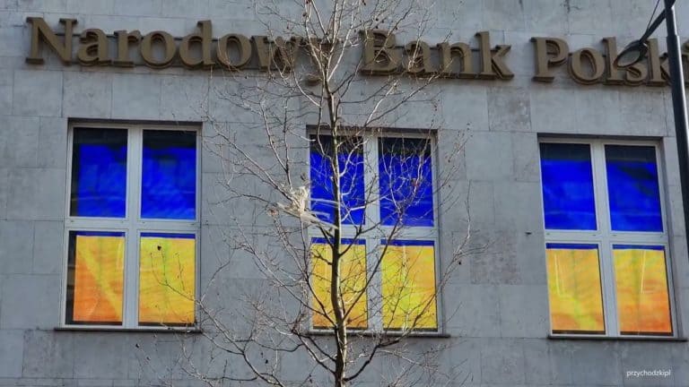 Ukroamok w odwrocie? Z przestrzeni publicznej znikają żółto-niebieskie flagi!