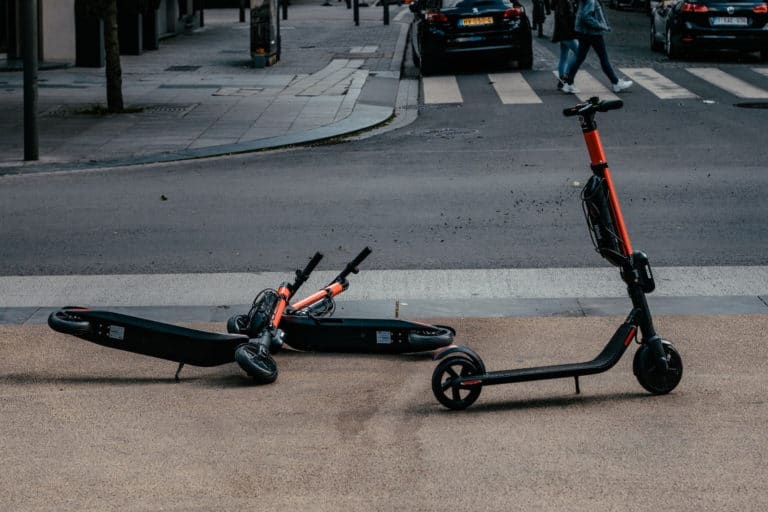 Paryż ma już dość elektrycznych hulajnóg. Od września wprowadza ich zakaz