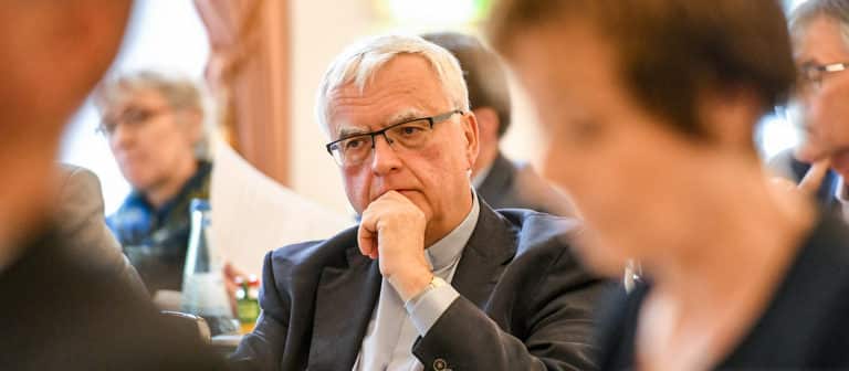 Znany arcybiskup popiera błogosławienie parom sodomitów
