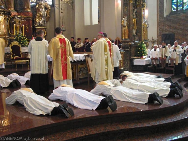 Episkopat wydał nowe wytyczne dla seminariów. Zakaz wspierania „kultury gejowskiej”