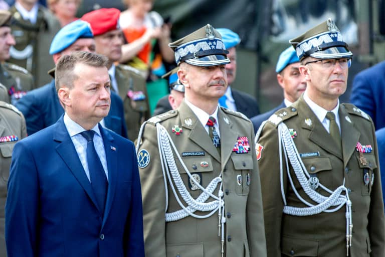 Rozbroili polską armię. Teraz uciekają do cywila
