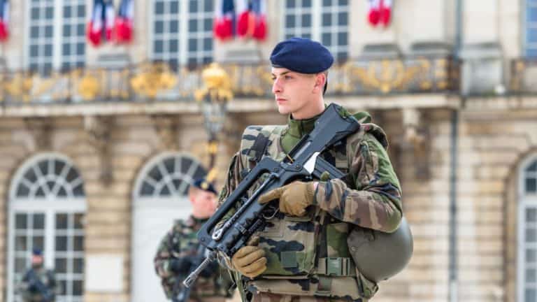 Macron ogłosił mobilizację wojska