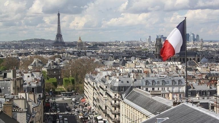 Rząd Macrona zdelegalizował jedyną katolicką partię we Francji