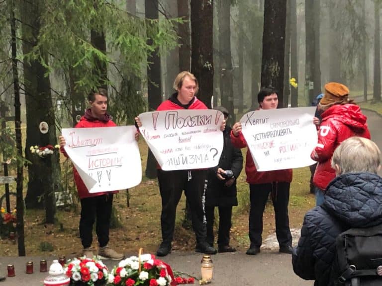 Putinowska czerń zakłóciła modlitwę na polskim cmentarzu