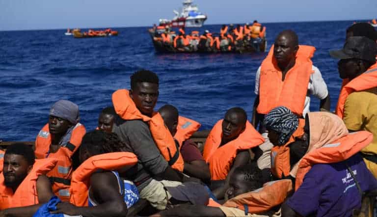 Po co Tuskowi szopka z TVP? W tle pakt migracyjny