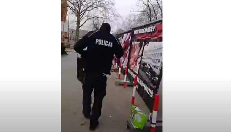 POlicja zatrzymała człowieka za modlitwę o zatrzymanie aborcji