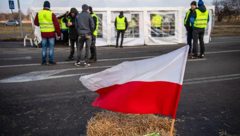 Kto zbezcześcił flagę na strajku rolników?