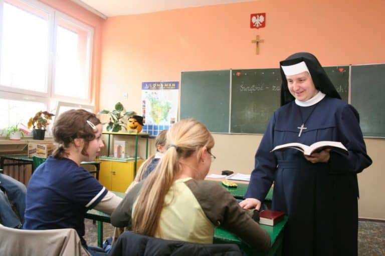 Opanowane przez komunistów MEN uderza w naukę religii i etyki
