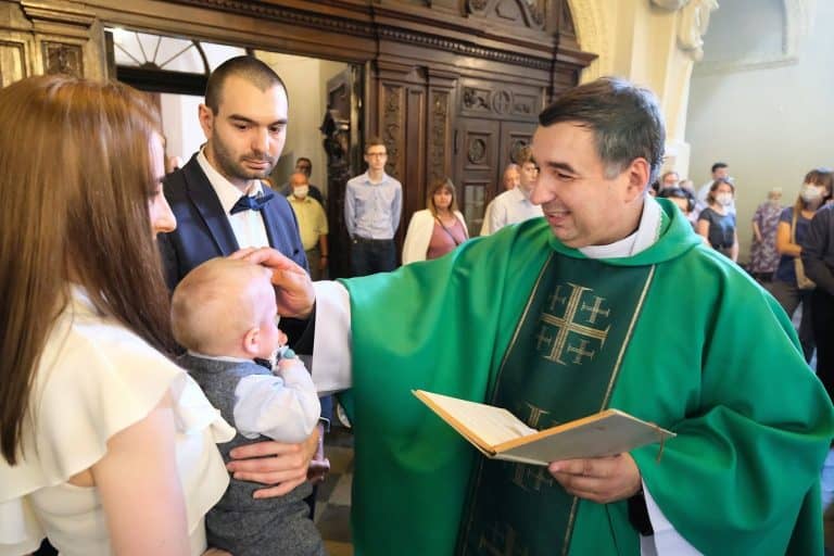 Skrajna lewica prześladuje księdza. Chodzi o aborcję
