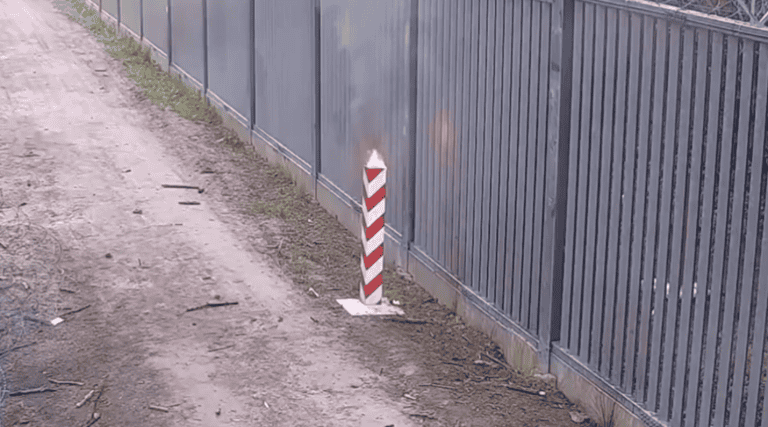 Nachodźcy podpalili polski znak graniczny