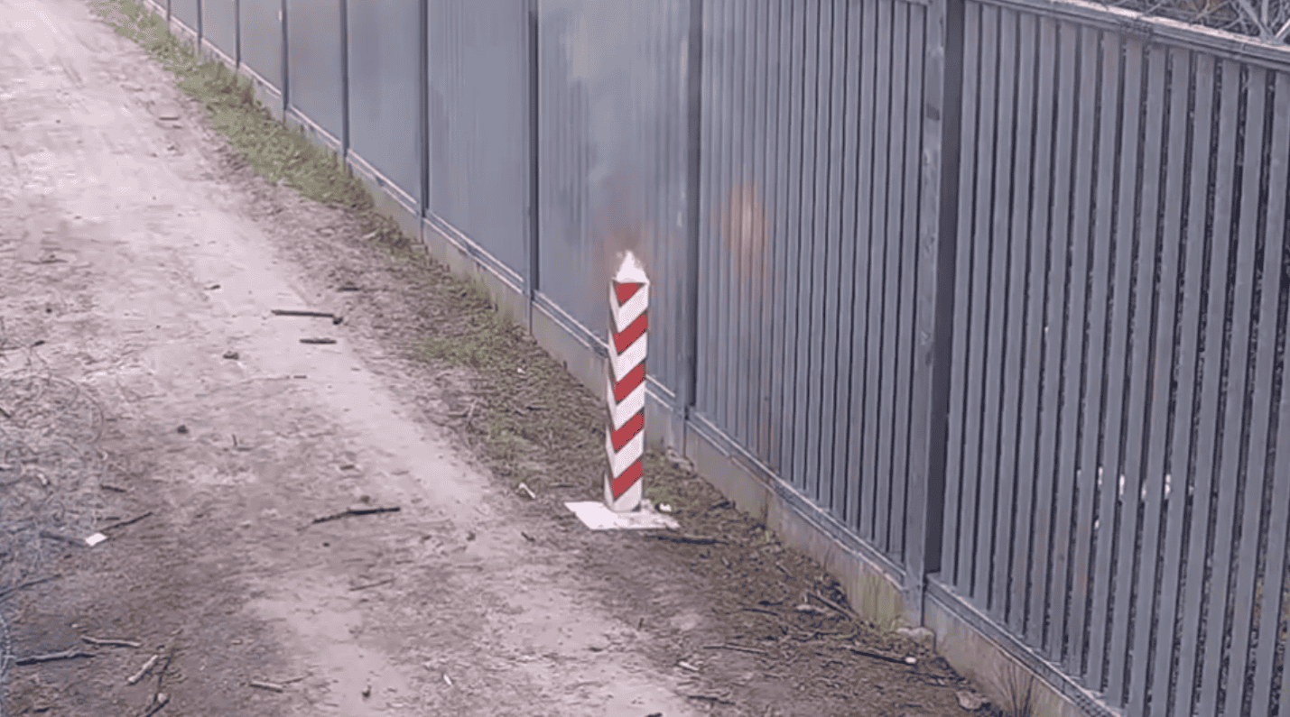 Nachodźcy podpalili polski znak graniczny
