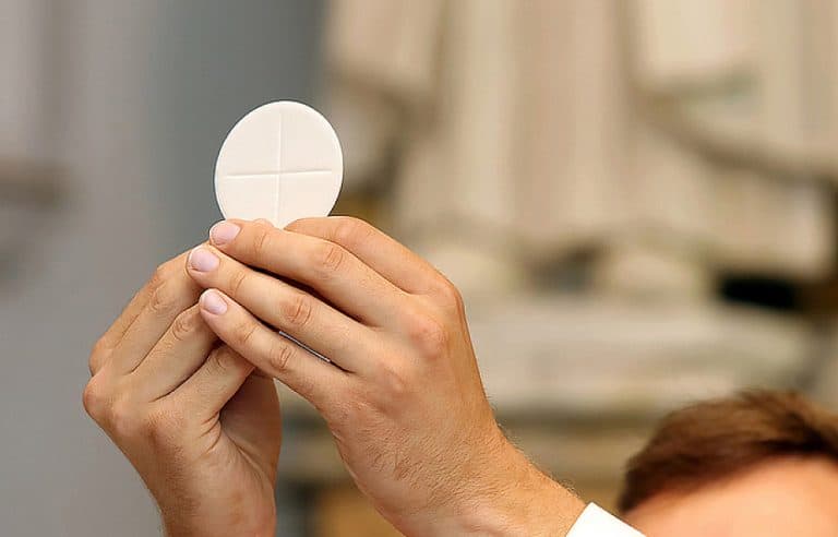 Czarna seria profanacji w katolickich świątyniach
