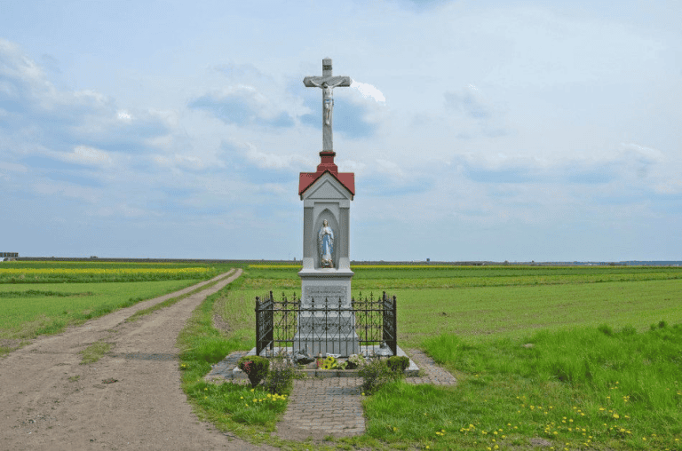 Rząd warszawski chce opodatkować przydrożne kapliczki