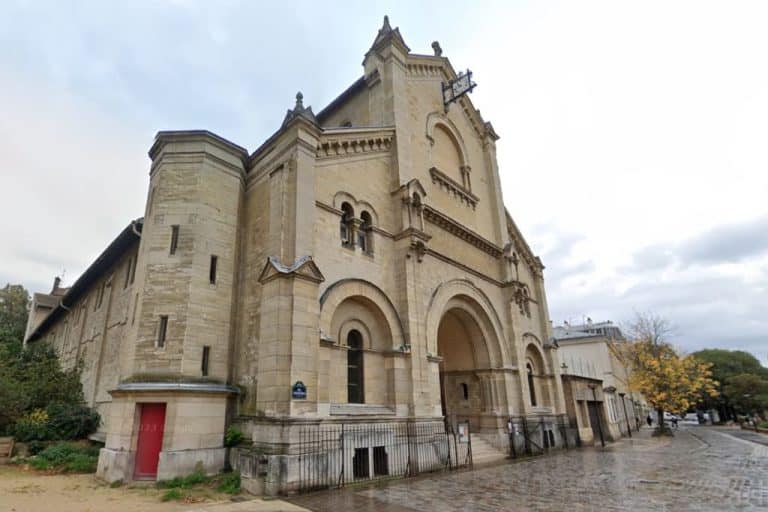 Nachodźca wyważył drzwi do kościoła i zdewastował świątynię