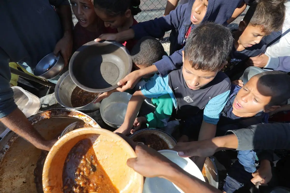 Żydonaziści uderzyli w osoby czekające na pomoc humanitarną