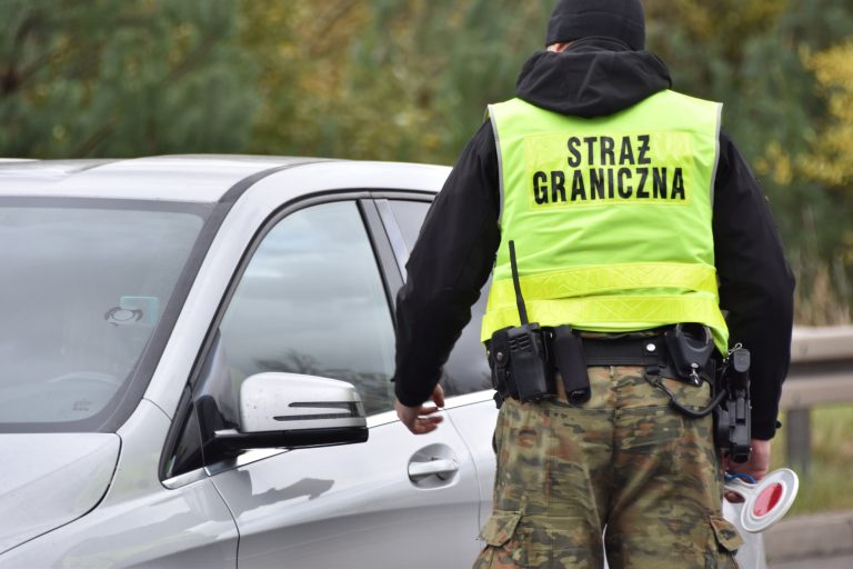 Ukrainiec przemycał nachodźców. Policji wylegitymował się fałszywym prawem jazdy