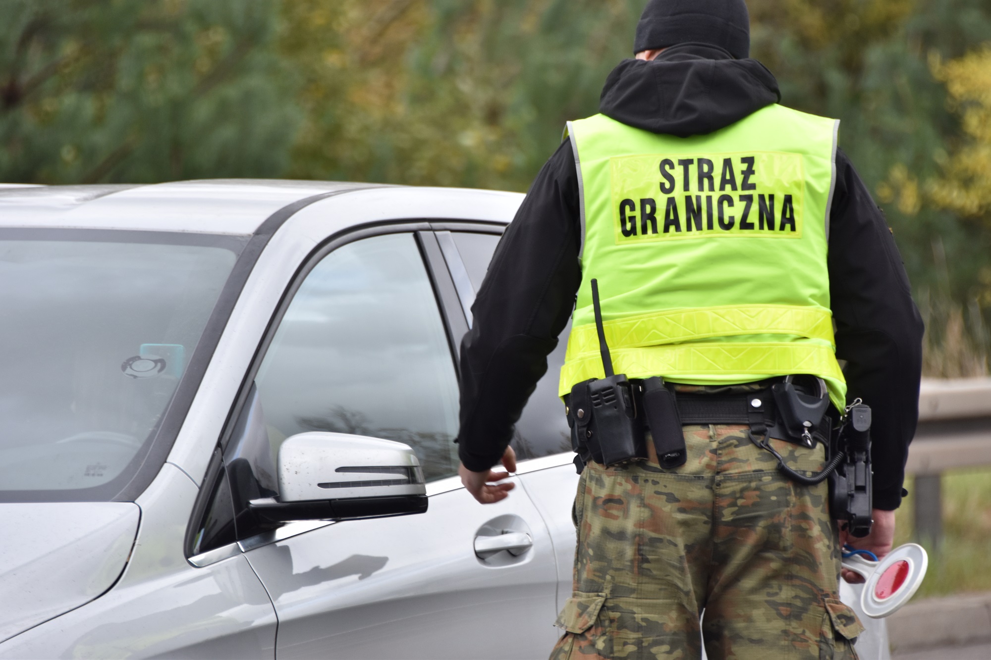 Ukrainiec przemycał nachodźców. Policji wylegitymował się fałszywym prawem jazdy