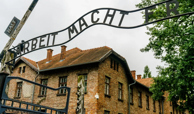 Żyd hajlował w Auschwitz. Został zatrzymany