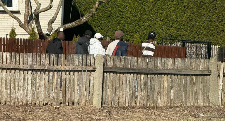 Podlasie: hordy nachodźców spacerują między domami. Radny składa zapytanie