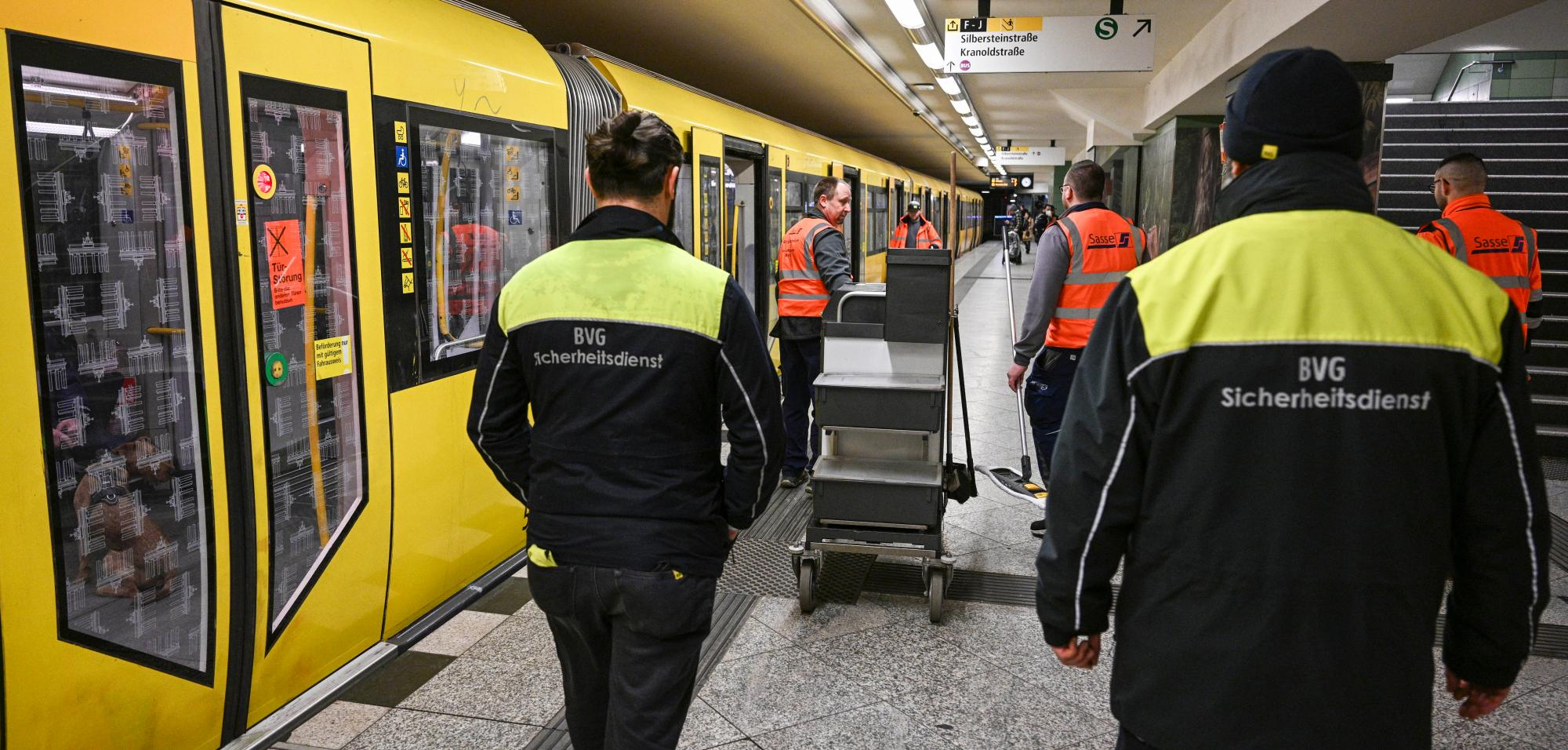 Germans make  "Nur für Frauen" Trams. But There&#39;s a Catch