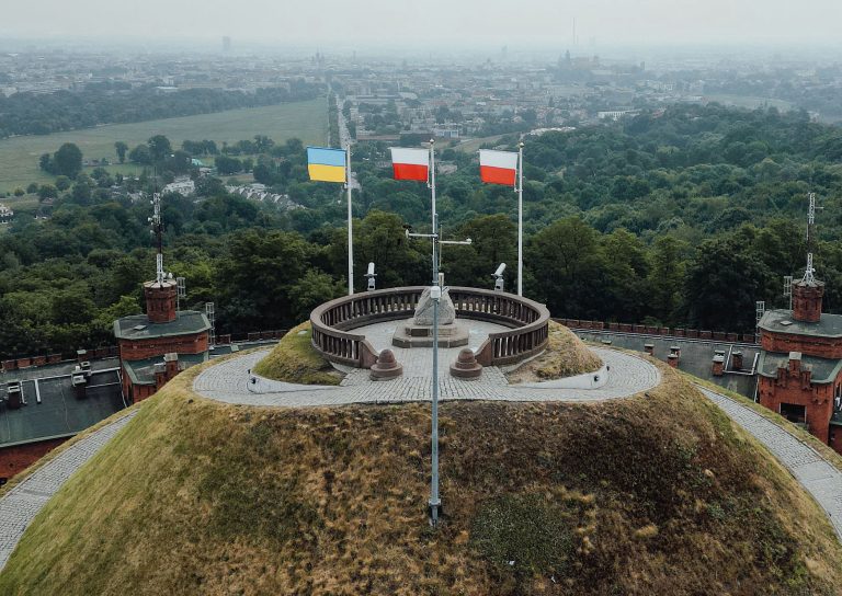 Grzegorz Braun znów ścigany. Ściągnięcie ukraińskiej flagi to faszyzm?