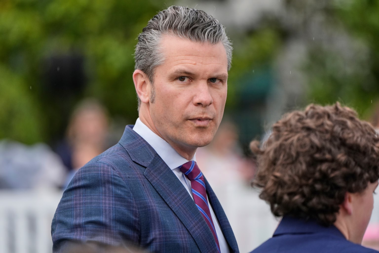 Trump i Hegseth wyrzucają „transów” z armii USA