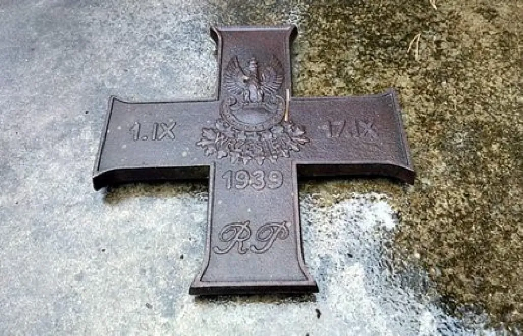 Rosjanie zdewastowali polski cmentarz w Miednoje