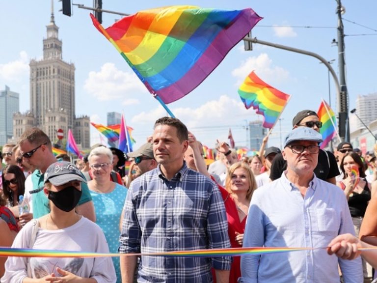 UE tymczasowo blokuje naciski na Polskę. Chce pomóc w kampanii Trzaskowskiego