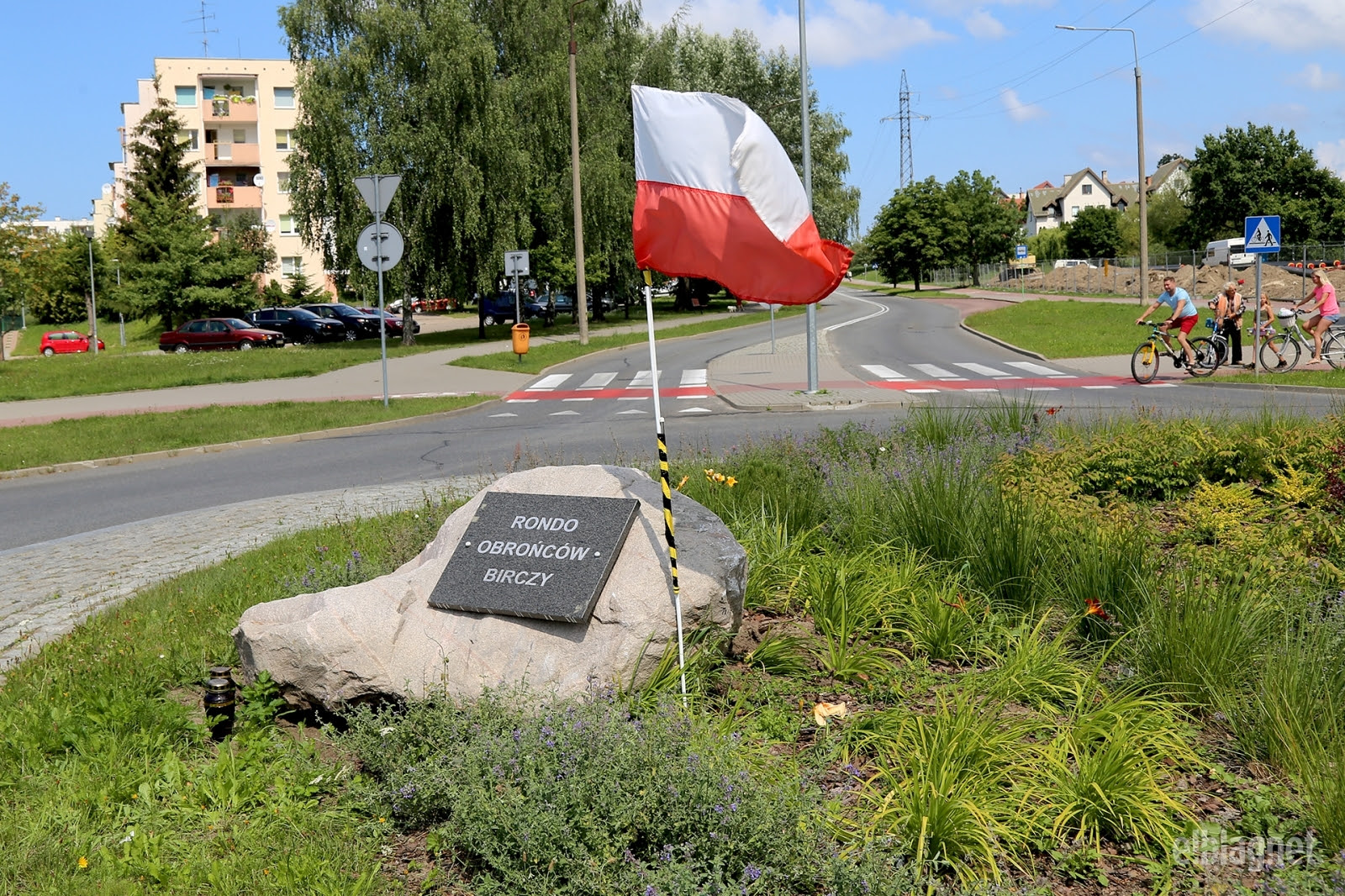 Banderowcy niszczą polskie flagi