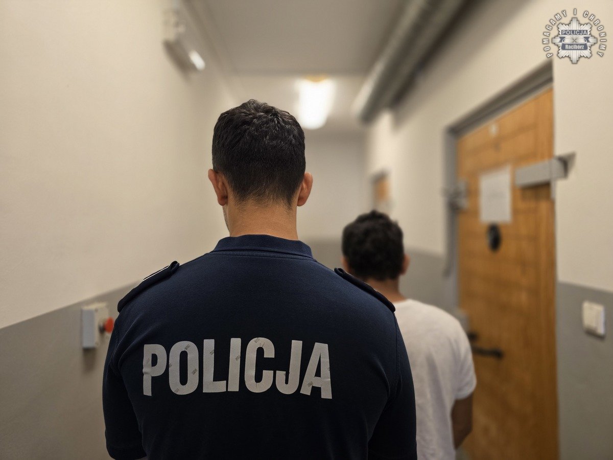 Kolumbijczyk spowodował wypadek. Zatrzymany uderzył funkcjonariusza