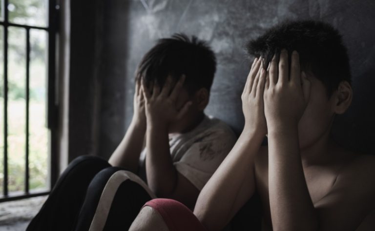 Sodomita zamknął dwójkę dzieci w klatce