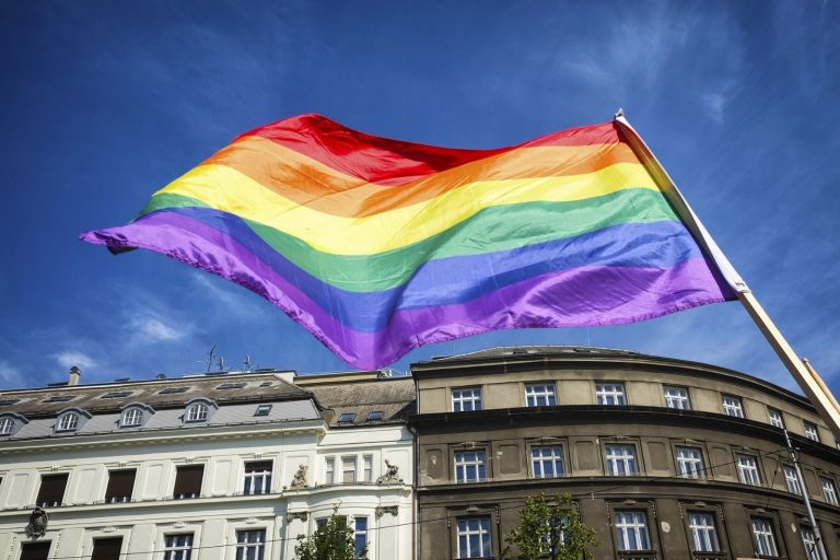 Pracownik został zwolniony za pomyłkę w genderowych zaimkach