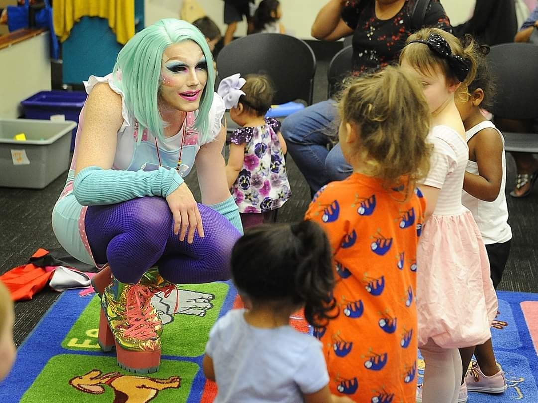 Edukacja zdrowotna, czyli jak odbierać rodzicom dzieci, w białych rękawiczkach