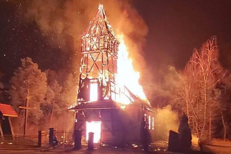 Masowe ataki na Kościół na całym świecie. Co się dzieje? - Magna Polonia