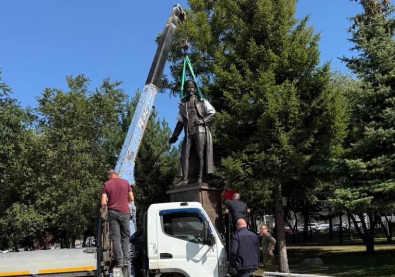 Nie tylko Ukraińcy czczą zbrodniarzy. Rosjanie odsłonili pomnik jednego z nich