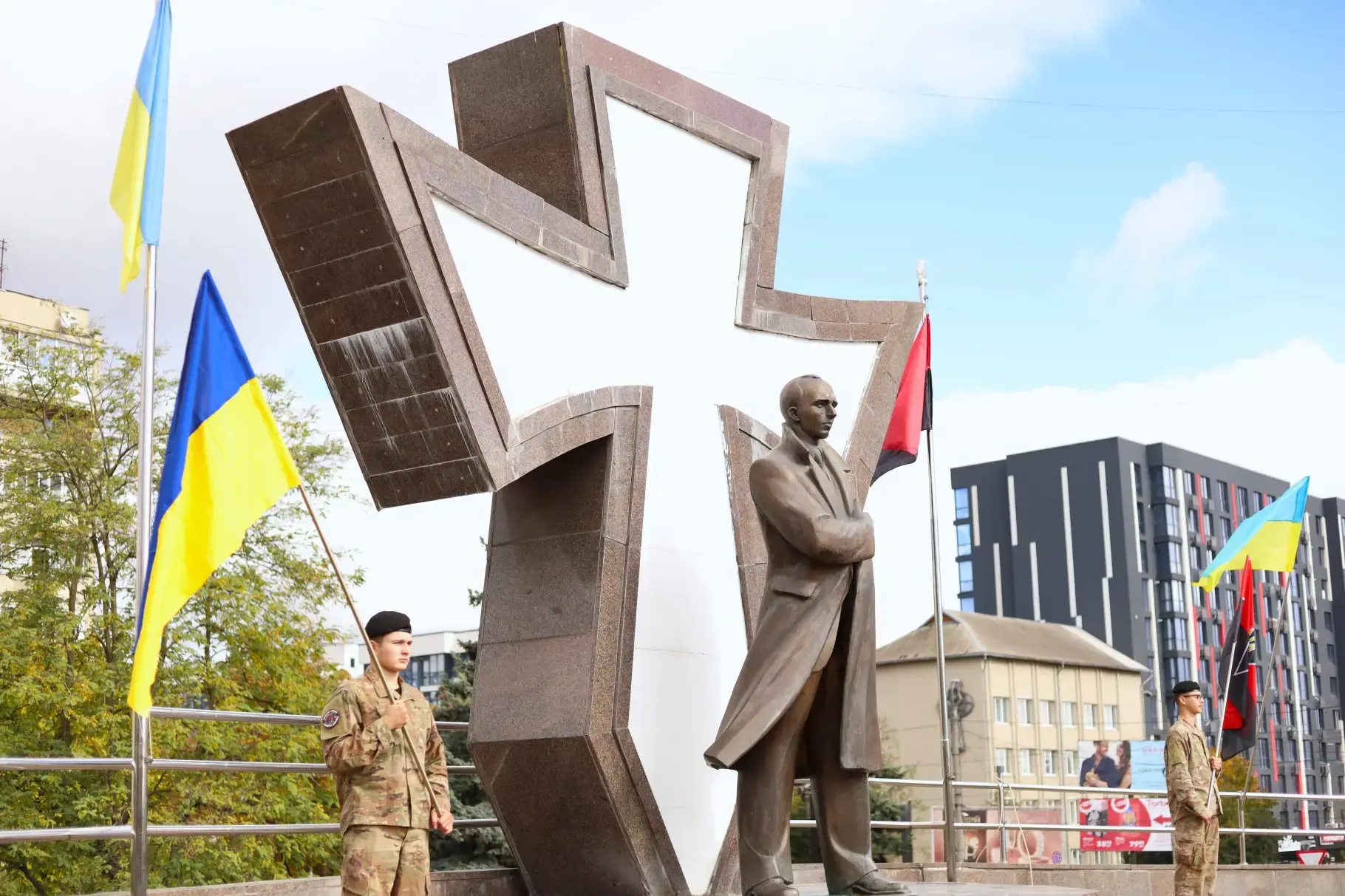 Uczniowie szkoły policyjnej wychwalali Stepana Banderę