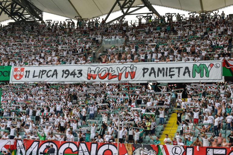 Ukrainiec próbował zablokować baner mówiący o Wołyniu