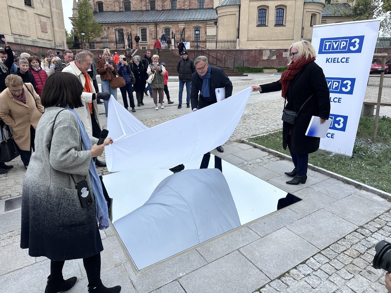 Kolejne zadłużone miasto wydaje pieniądze na głupoty