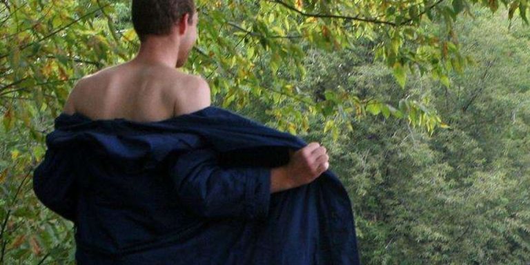 Dewiant podający się za kobietę molestował dziewczyny w ubikacji