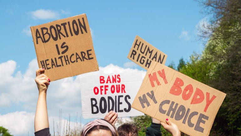 Parlament Europejski chce uznania aborcji za „prawo człowieka”