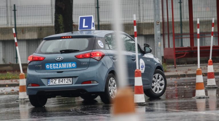 Ukrainizacja Polski: Rząd Tuska chce egzaminów na prawo jazdy w języku ukraińskim