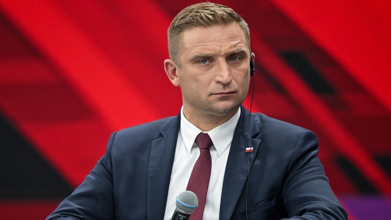 Rząd Tuska wziął się za Bąkiewicza. Prawie 400 tys. zł do zwrotu