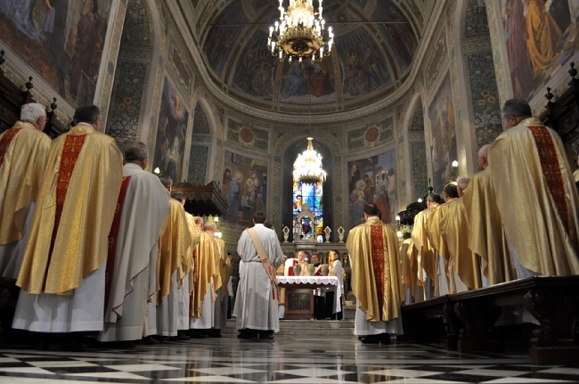 Spada liczba księży katolickich. W siłę rosną jednak zgromadzenia tradycyjne