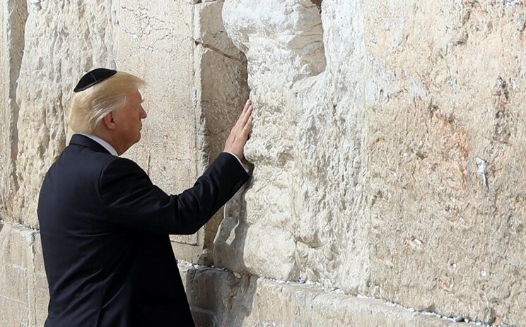 Trump niczym Breżniew. Kolekcjonuje ordery